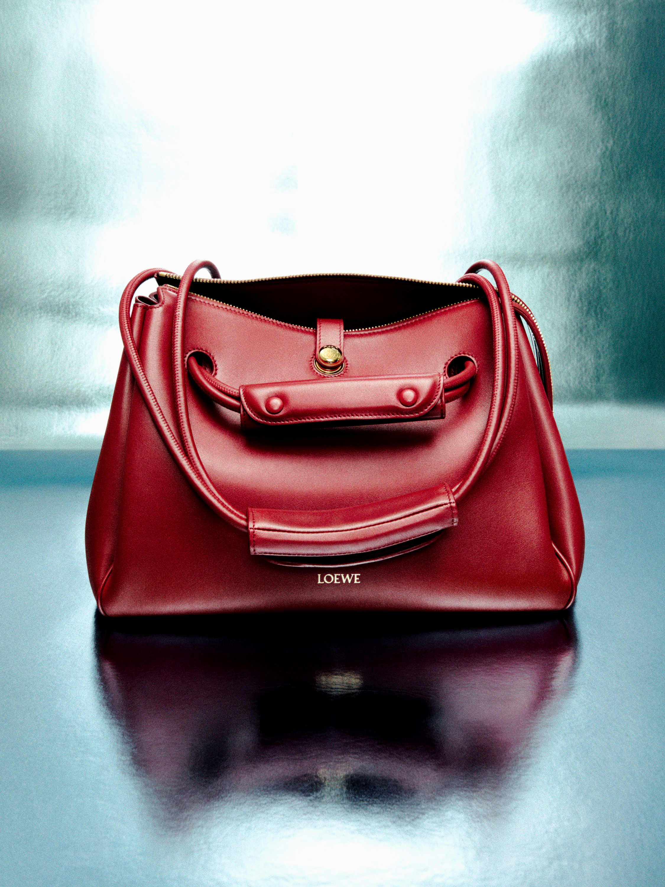 LOEWE レザー ハンドバッグ 赤 LOEWE_SS26_PRECO_GIFTING_CAMPA